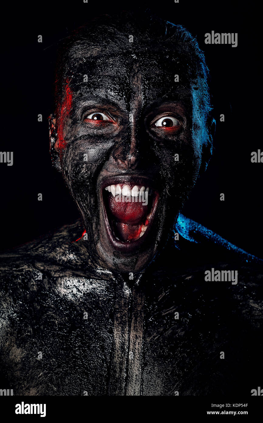 Arrabbiato sporco vampire attacco su sfondo nero Foto Stock