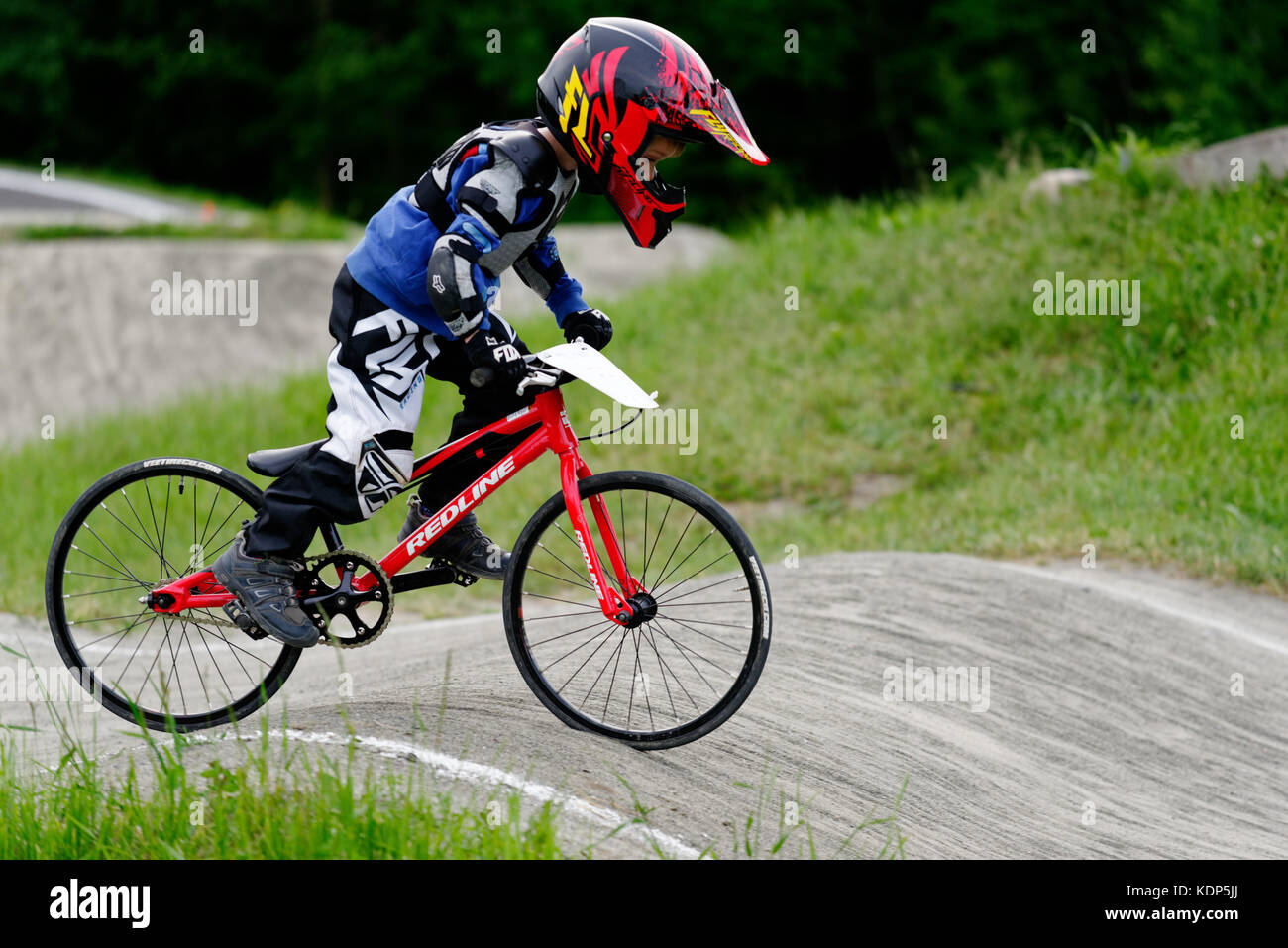 Un piccolo ragazzo (5 anni) in sella ad una BMX Foto Stock