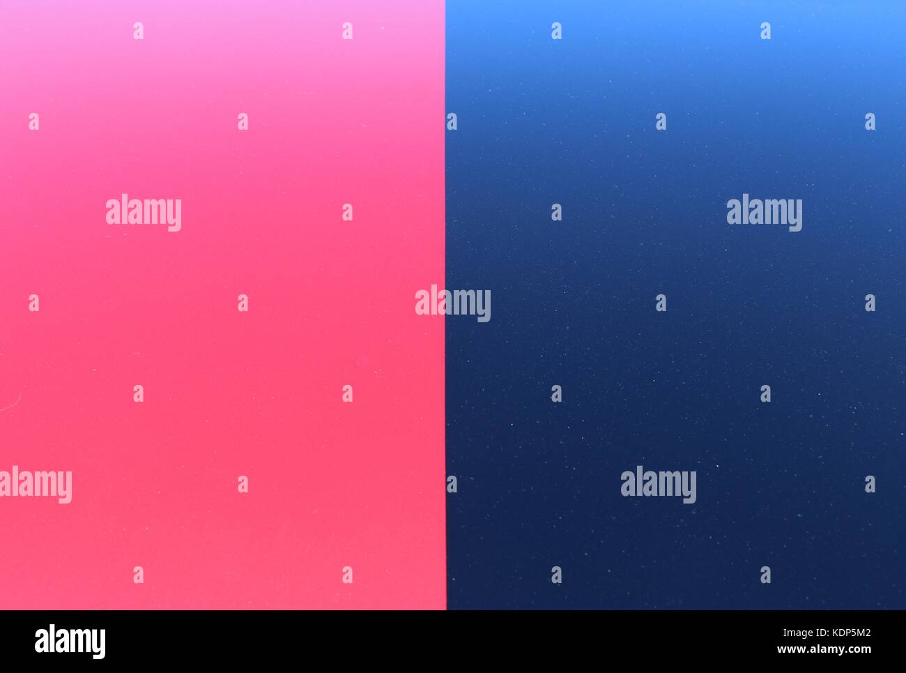 Due toni di rosso e di blu paint job su un auto classica. Foto Stock