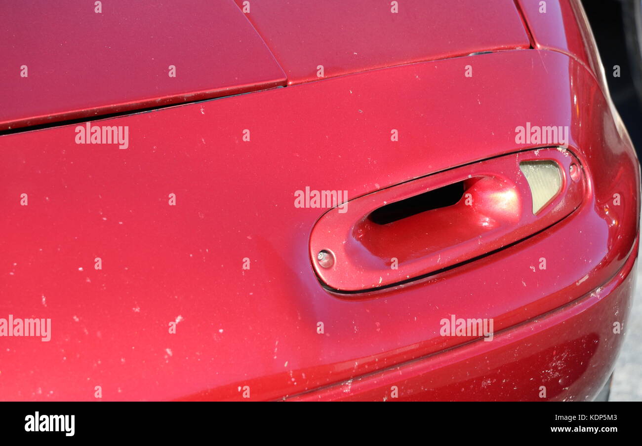 Inusuale degli indicatori di direzione sul rosso classico auto. Foto Stock