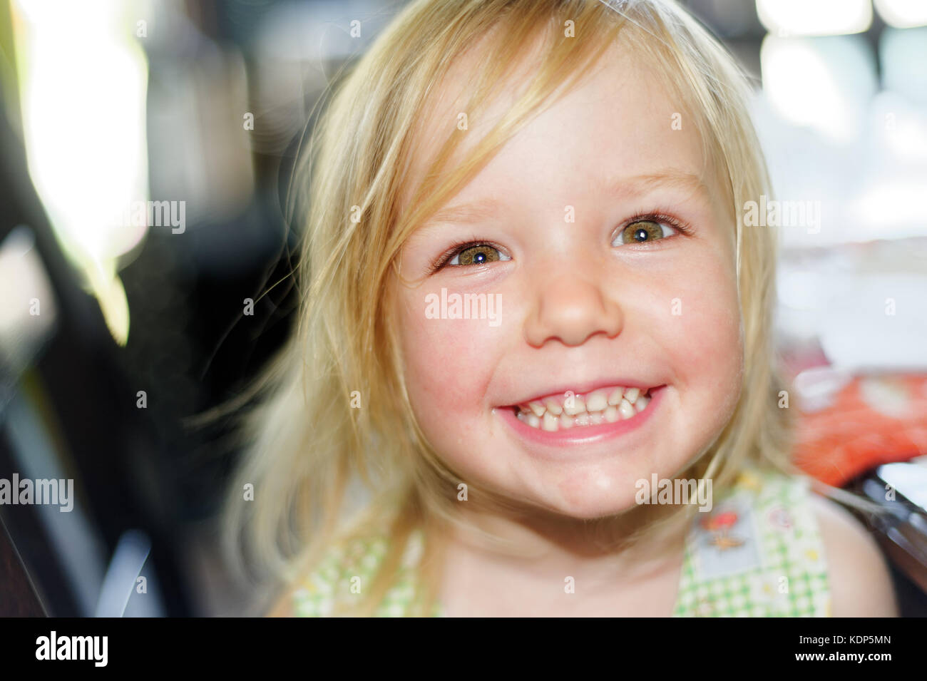 Una bella sorridente ragazza giovane (3 anni) Foto Stock