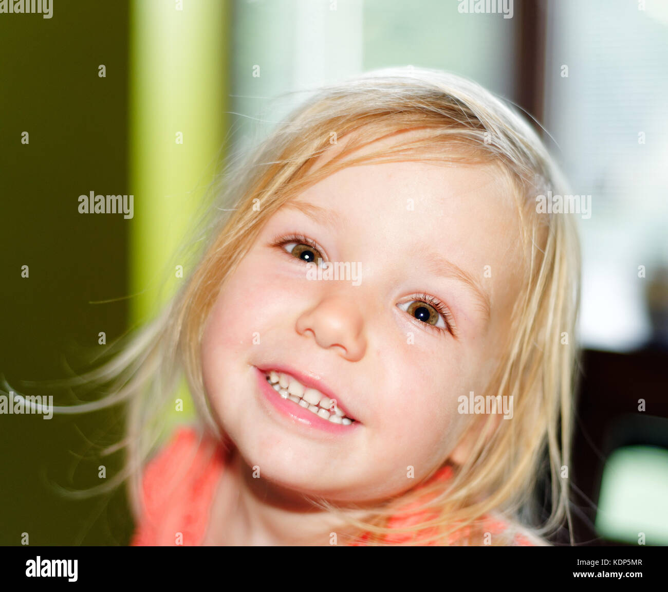 Una bella sorridente ragazza giovane (3 anni) Foto Stock