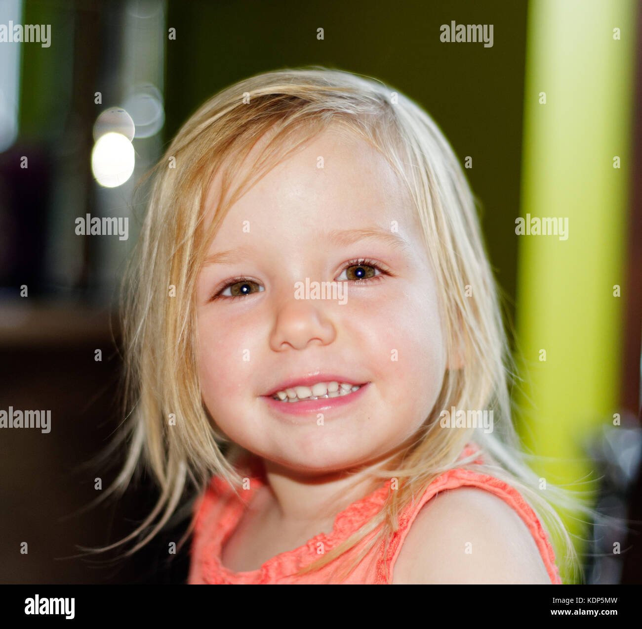 Una bella sorridente ragazza giovane (3 anni) Foto Stock