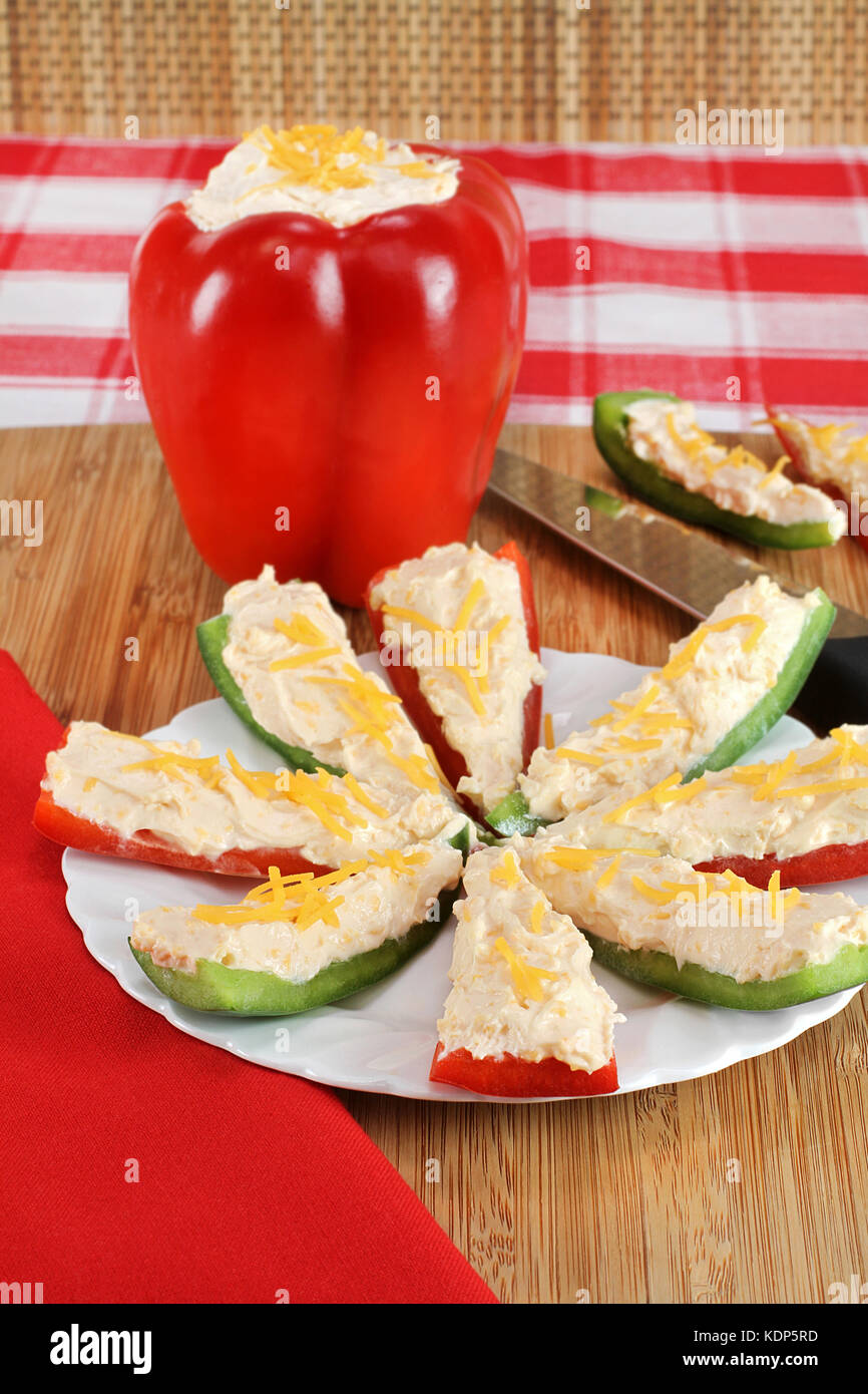 Peperoni Ripieni Antipasti Con Uno Pieno Di Pepe E Un Piatto Di Taglio Triangolare Che Serve Pezzi Il Fuoco Selettivo Sulla Parte Anteriore Tagliare Fette Di Pepe Foto Stock Alamy
