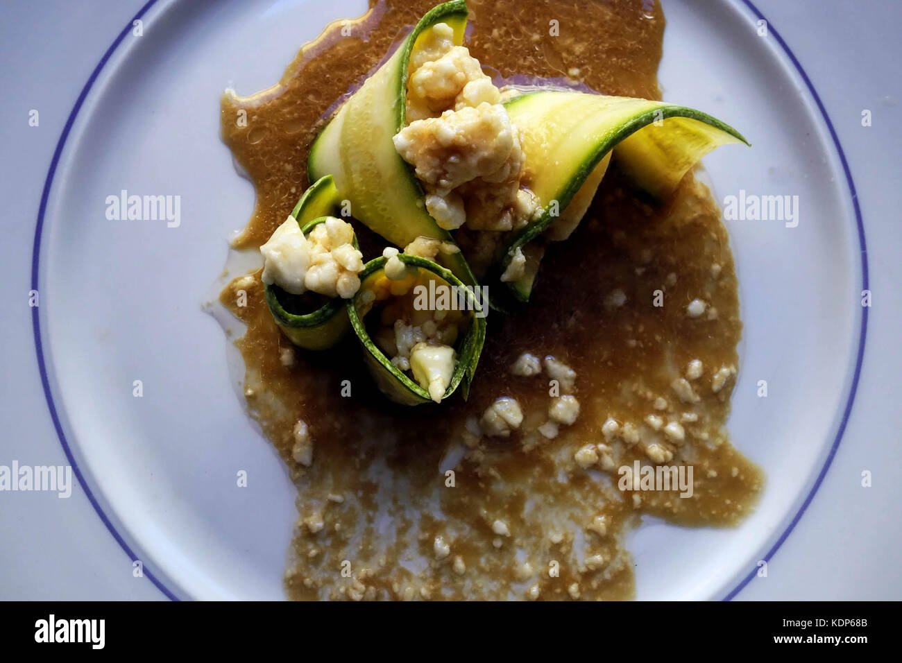 Involtini di zucchine con formaggio greco tiromalama ricotta, olio d'oliva e aceto balsamico Foto Stock