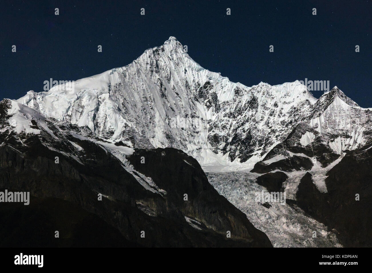 Kawagebo Mountain, Meili Mountain Range, in piena luna luce, Himalaya orientale, Yunnan, Cina Foto Stock