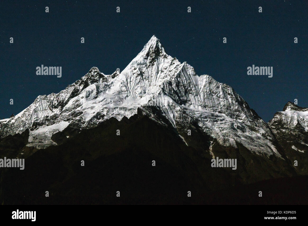 Monte Mianzimu, catena montuosa di Meili, in piena luce lunare, Himalaya orientale, Yunnan, Cina Foto Stock