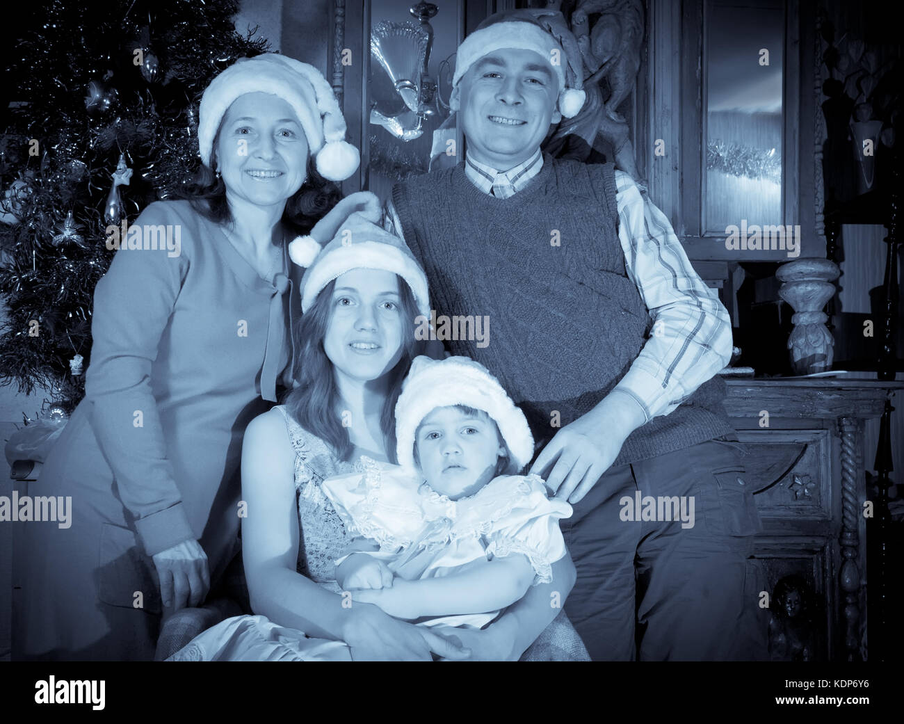 Imitazione di vintage foto di famiglia felice di tre generazioni al tempo di Natale o la stagione delle vacanze Foto Stock