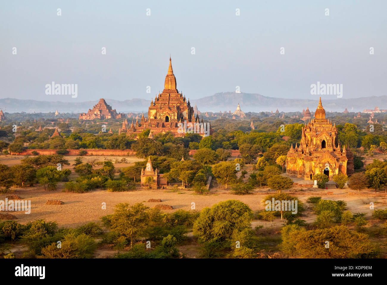 Tempio Sulamani e Tha Beik Hmuk Gu Phaya, Bagan (pagano), Myanmar (Birmania), Sud-est asiatico Foto Stock