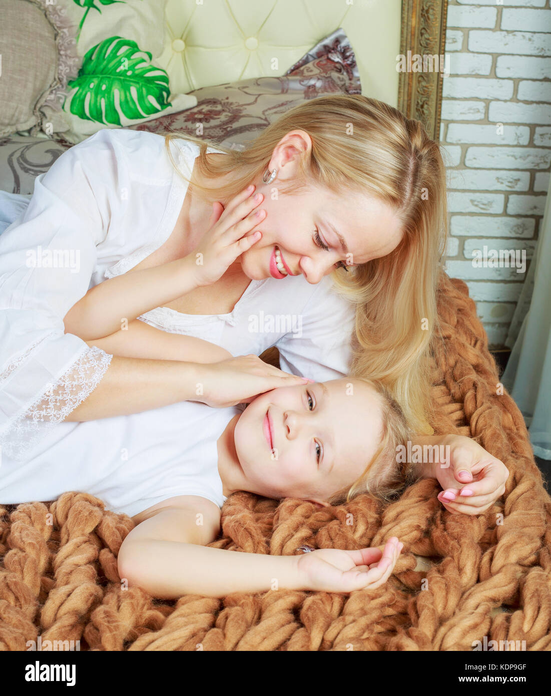 Felice giovane bella madre e figlia a casa Foto Stock