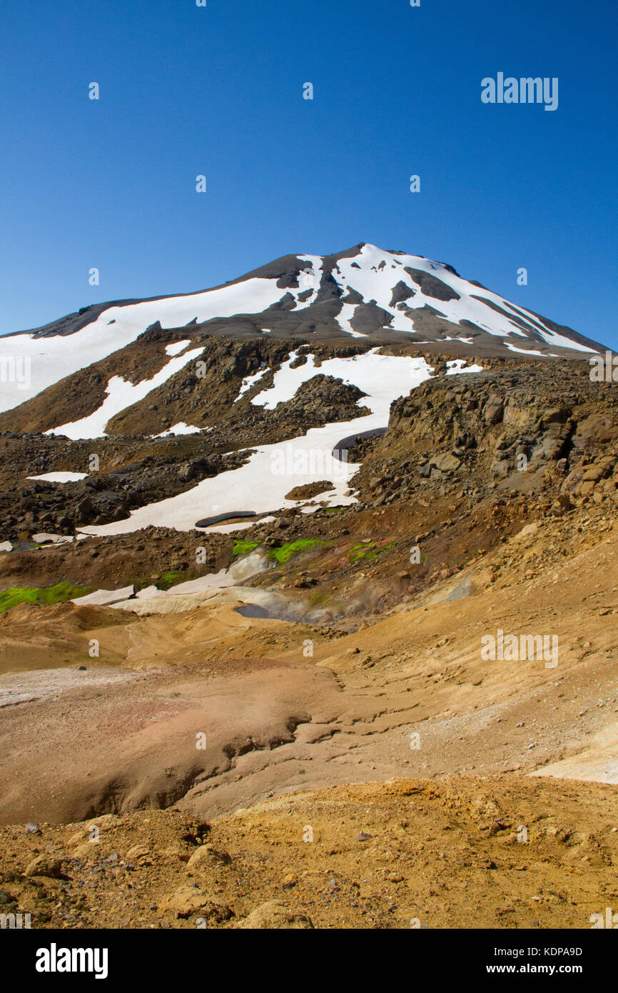 Ghiacciai sulla cima della montagna sopra di zolfo rocce colorate, kerlingarfjoll montagne, Islanda Foto Stock