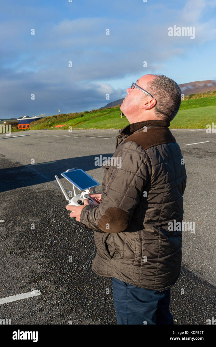 La mezza età uomo, fotografo battenti un drone, nella contea di Kerry Irlanda Foto Stock La mezza età uomo, fotografo battenti un drone, nella contea di Kerry Irlanda Foto Stock