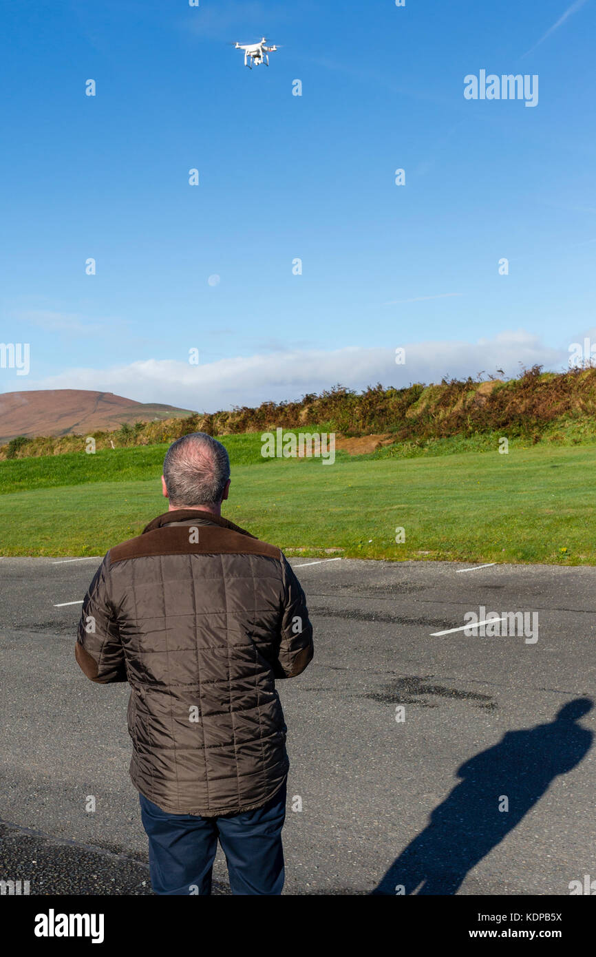 La mezza età uomo, fotografo battenti un drone, nella contea di Kerry Irlanda Foto Stock La mezza età uomo, fotografo battenti un drone, nella contea di Kerry Irlanda Foto Stock