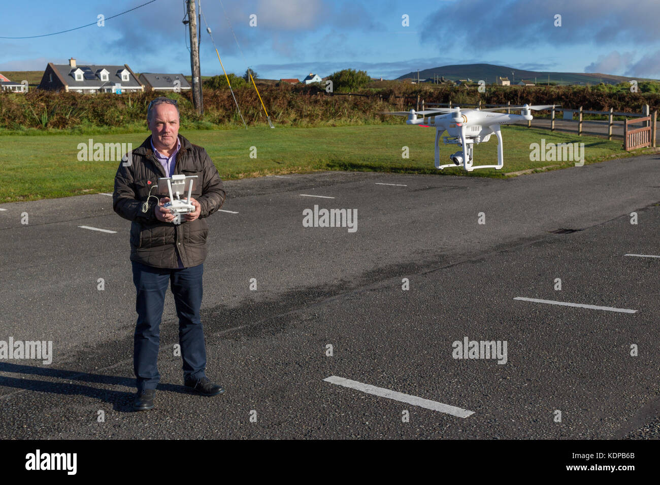 La mezza età uomo, fotografo battenti un drone, nella contea di Kerry Irlanda Foto Stock La mezza età uomo, fotografo battenti un drone, nella contea di Kerry Irlanda Foto Stock