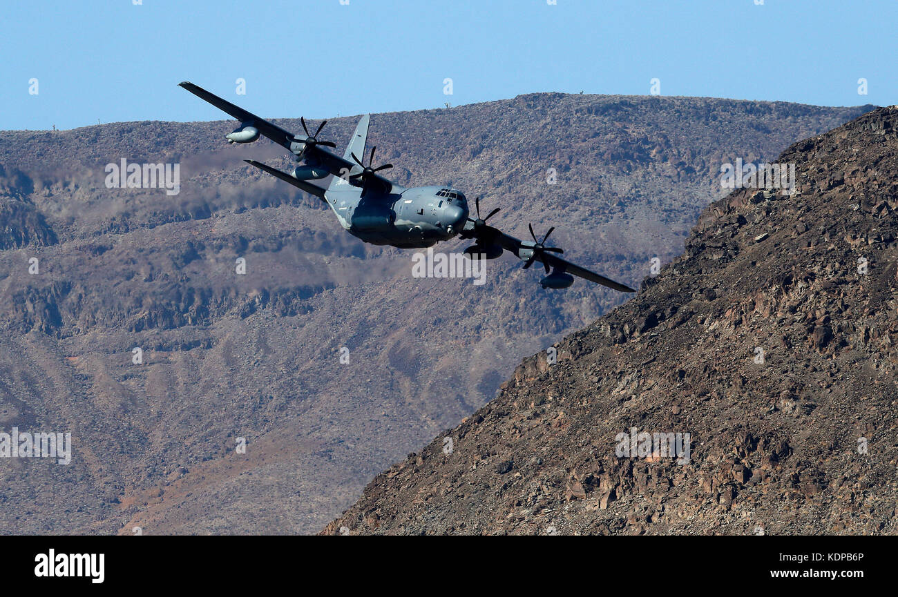 C-130 vola basso attraverso Jedi transizione nella Death Valley, California. Foto Stock