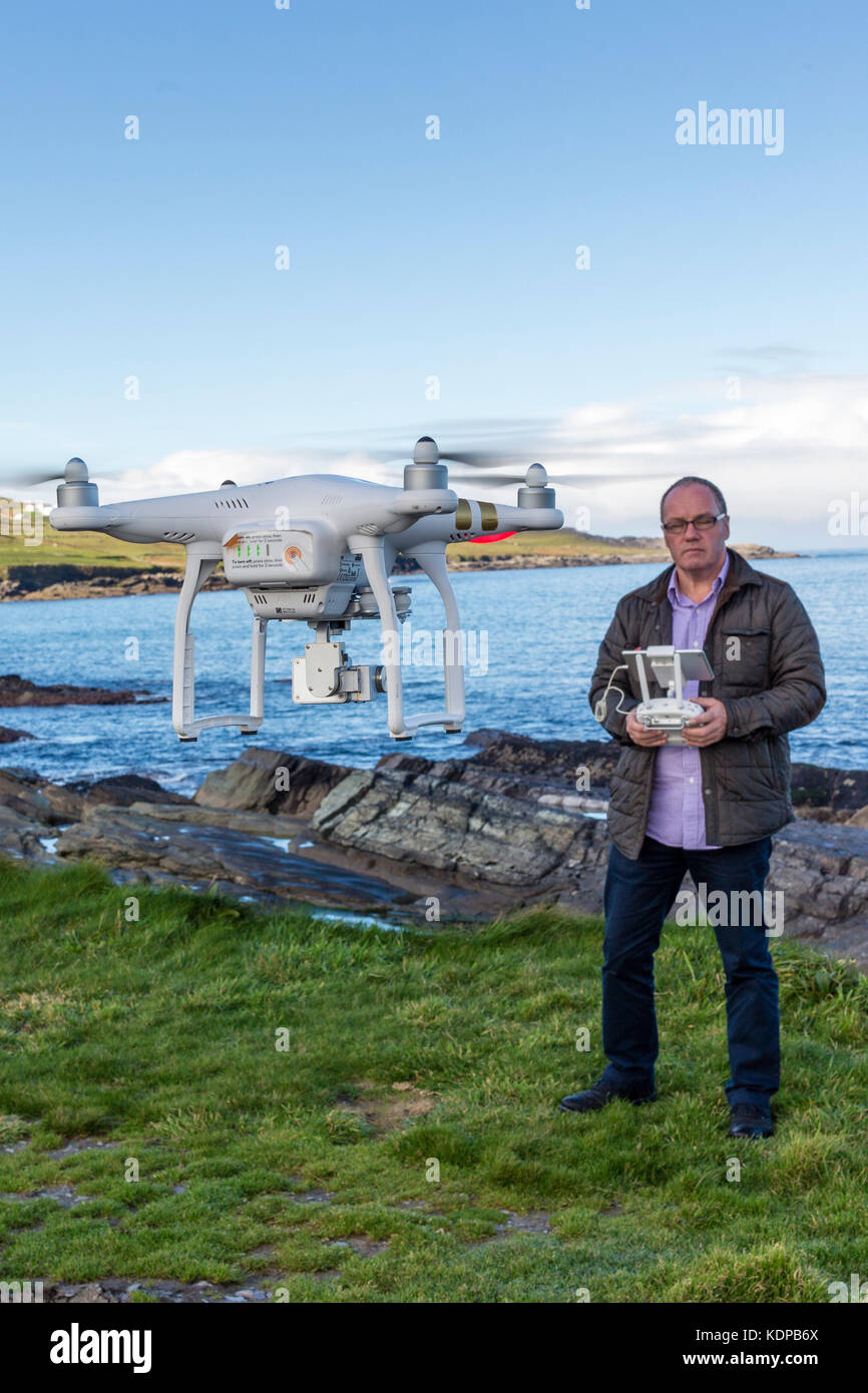 La mezza età uomo, fotografo battenti un drone, nella contea di Kerry Irlanda Foto Stock La mezza età uomo, fotografo battenti un drone, nella contea di Kerry Irlanda Foto Stock