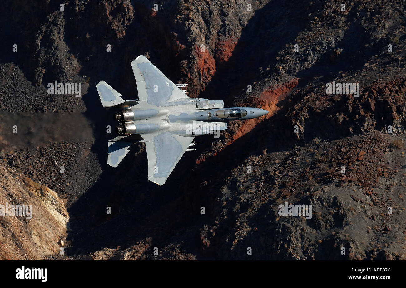 F-15 con la 144Fighter Wing Air National Guard da Fresno, California, volare attraverso Jedi transizione nel Parco Nazionale della Valle della Morte, California. Foto Stock