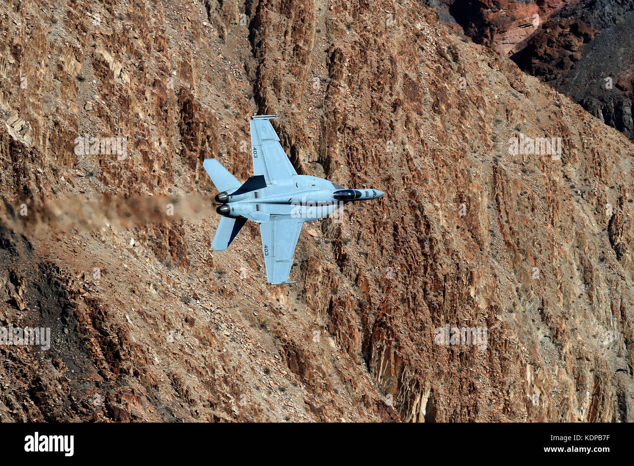 F-18 Super Hornet volare attraverso Jedi transizione nella Death Valley, California. Foto Stock