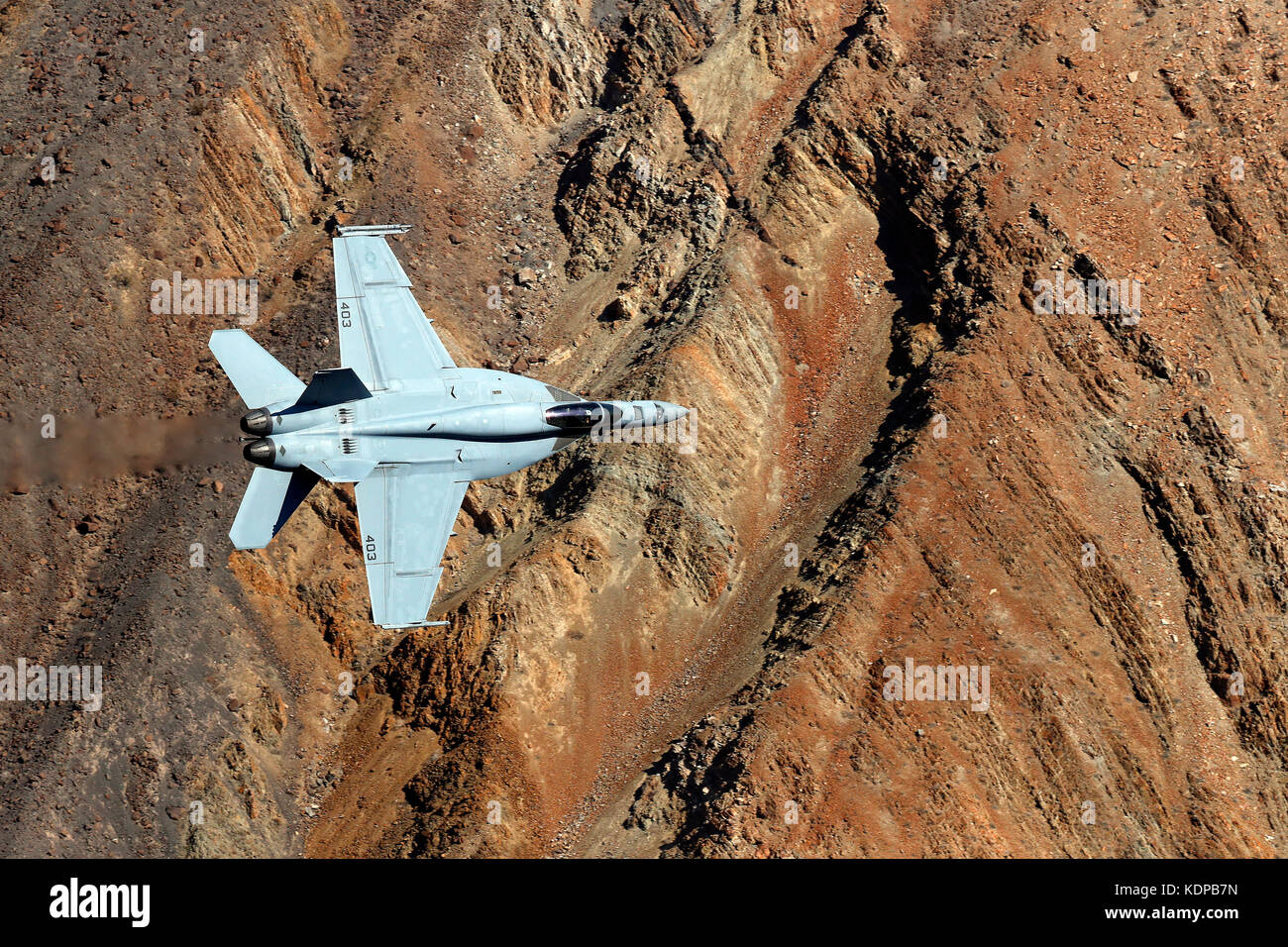 F-18 Super Hornet volare attraverso Jedi transizione nella Death Valley, California. Foto Stock