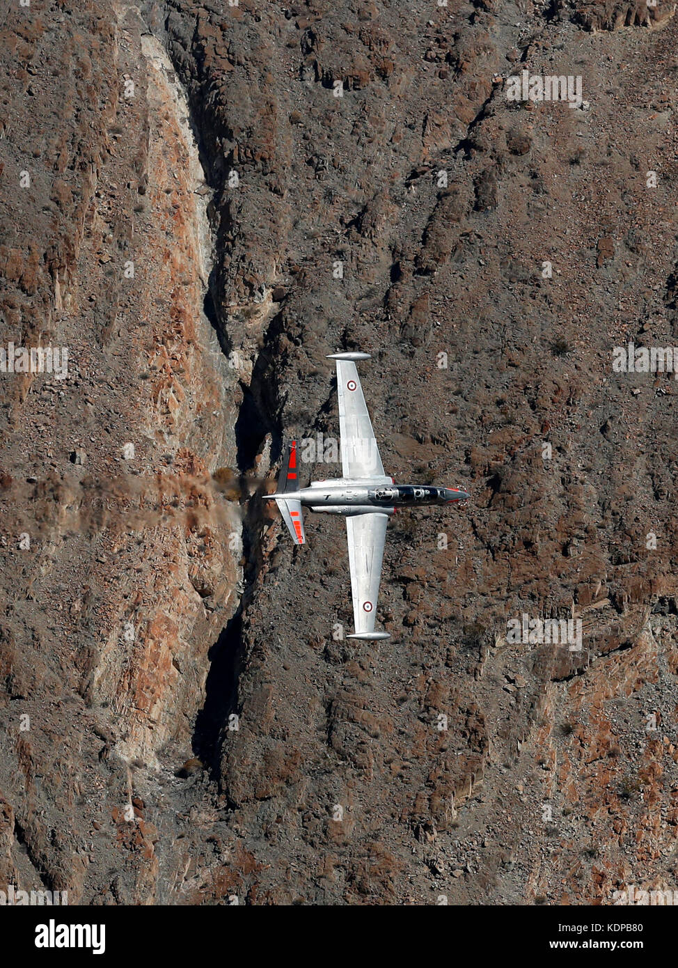 Fouga cm.170 Magister effettua un passaggio basso attraverso il Jedi transizione nel Parco Nazionale della Valle della Morte, California USA. Foto Stock