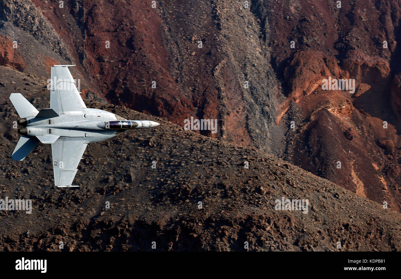 F-18 Super Hornet volare attraverso Jedi transizione nella Death Valley, California. Foto Stock
