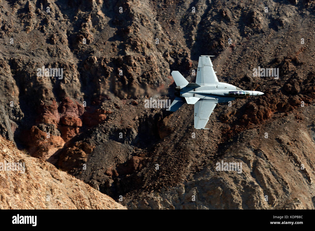 F-18 Super Hornet volare attraverso Jedi transizione nella Death Valley, California. Foto Stock