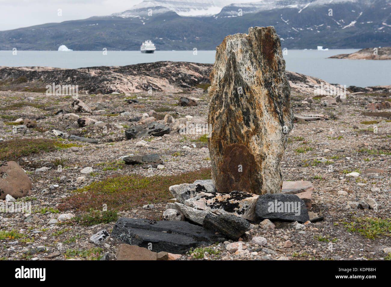 La Groenlandia, scoresbysund aka Scoresby Sund, hekla havn, danmark o. le rovine di 200 anno vecchio inuit gli anelli della tenda. Expedition nave in distanza. Foto Stock