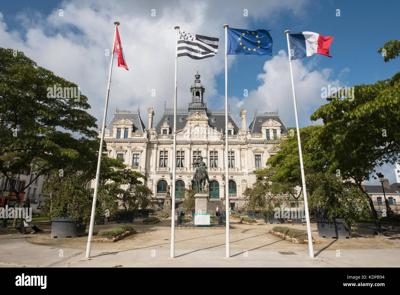 Statua del Duc de Bretagne Arthur de Richemont fuori dall'Hotel de Ville Municipio Vannes, Brittany, Francia. Foto Stock