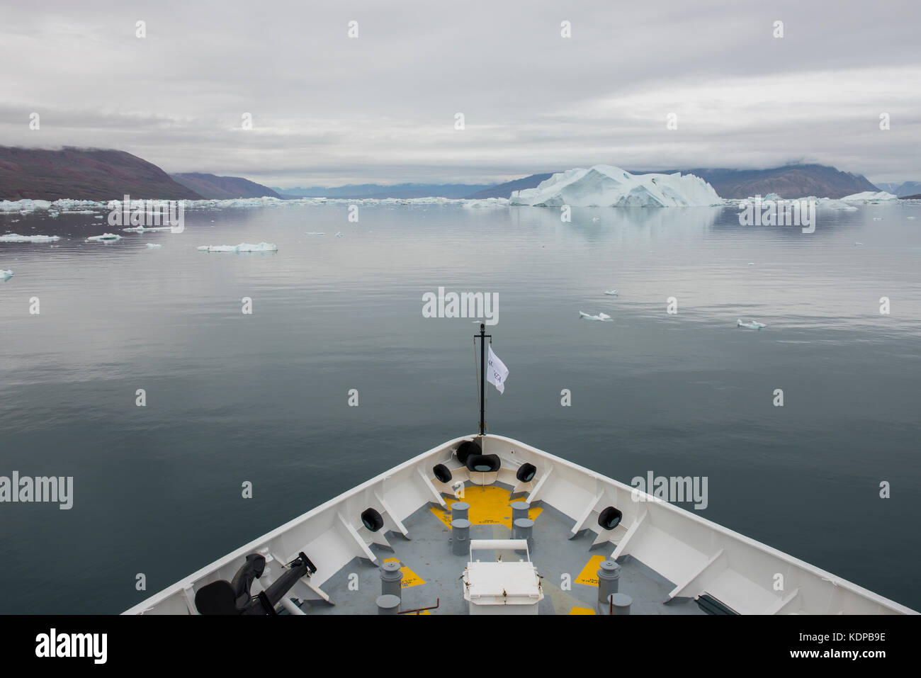 La Groenlandia, scoresbysund aka Scoresby Sund, fonfjord, iceberg alley. silversea Expedition nave, argento explorer, vela attraverso la calma fjord riempito con Foto Stock