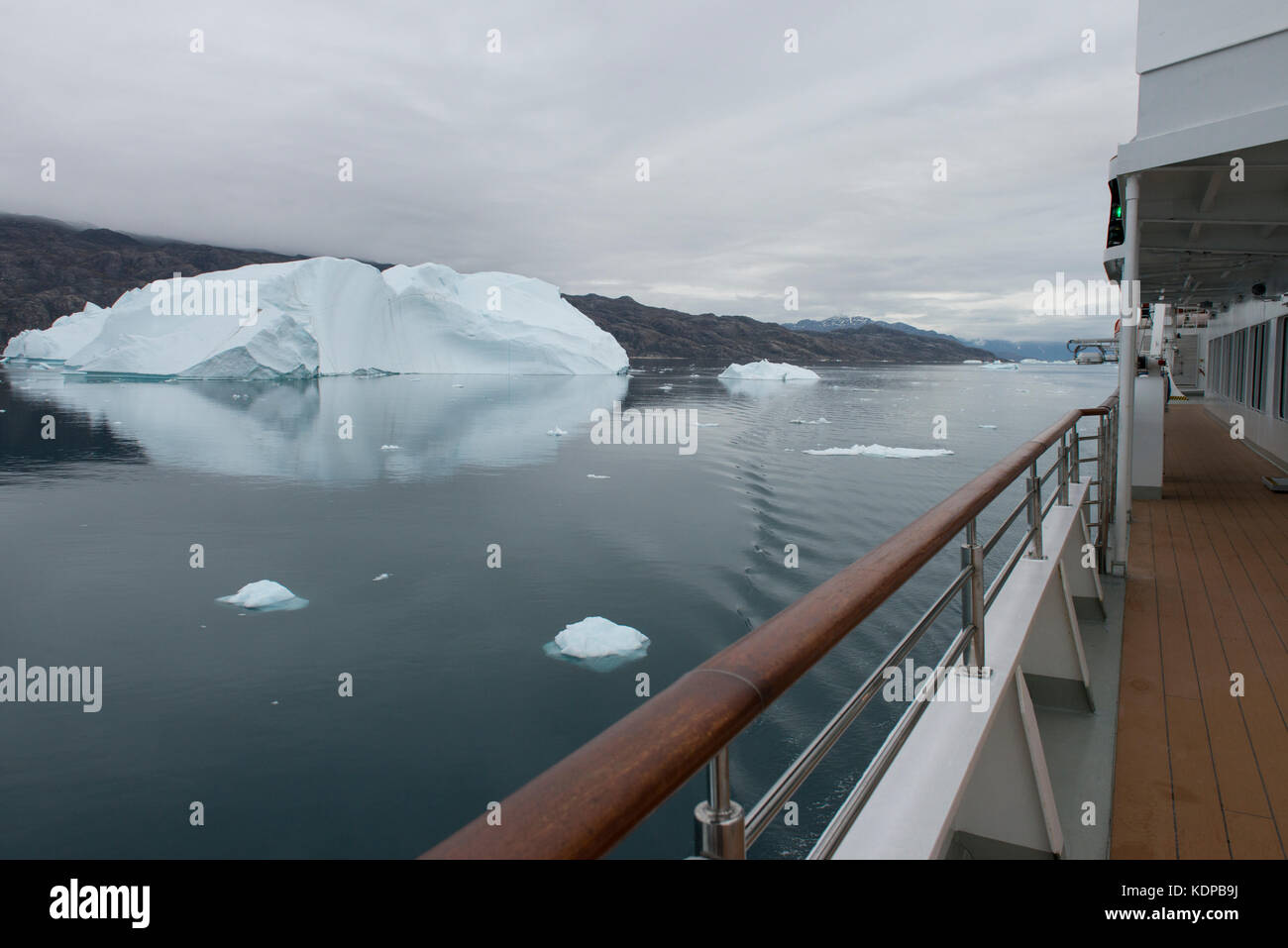 La Groenlandia, scoresbysund aka Scoresby Sund, fonfjord, iceberg alley. silversea Expedition nave, argento explorer, vela attraverso la calma fjord riempito con Foto Stock