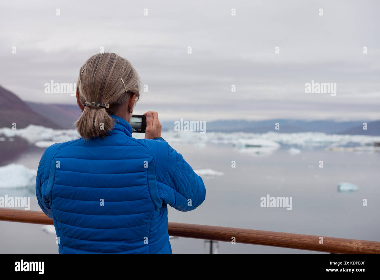 La Groenlandia, scoresbysund aka Scoresby Sund, fonfjord, iceberg alley. Expedition nave barca a vela attraverso la calma fjord riempita con gli iceberg. Foto Stock