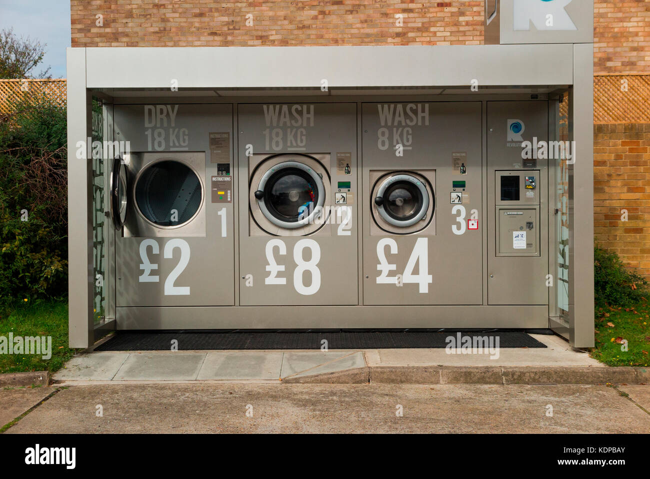 Rivoluzione all'aperto 24/7 una lavanderia self-service servizio lavanderia / lavanderia a gettoni in motivi / piazzale del distributore Esso, Twickenham. Londra. Regno Unito. (90) Foto Stock