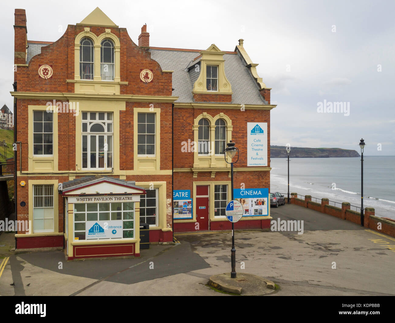 Whitby Pavilion un complesso di divertimenti che si affaccia sul mare da West Cliff con una vasta gamma di attività di arti e noleggio privato eventi e café Foto Stock