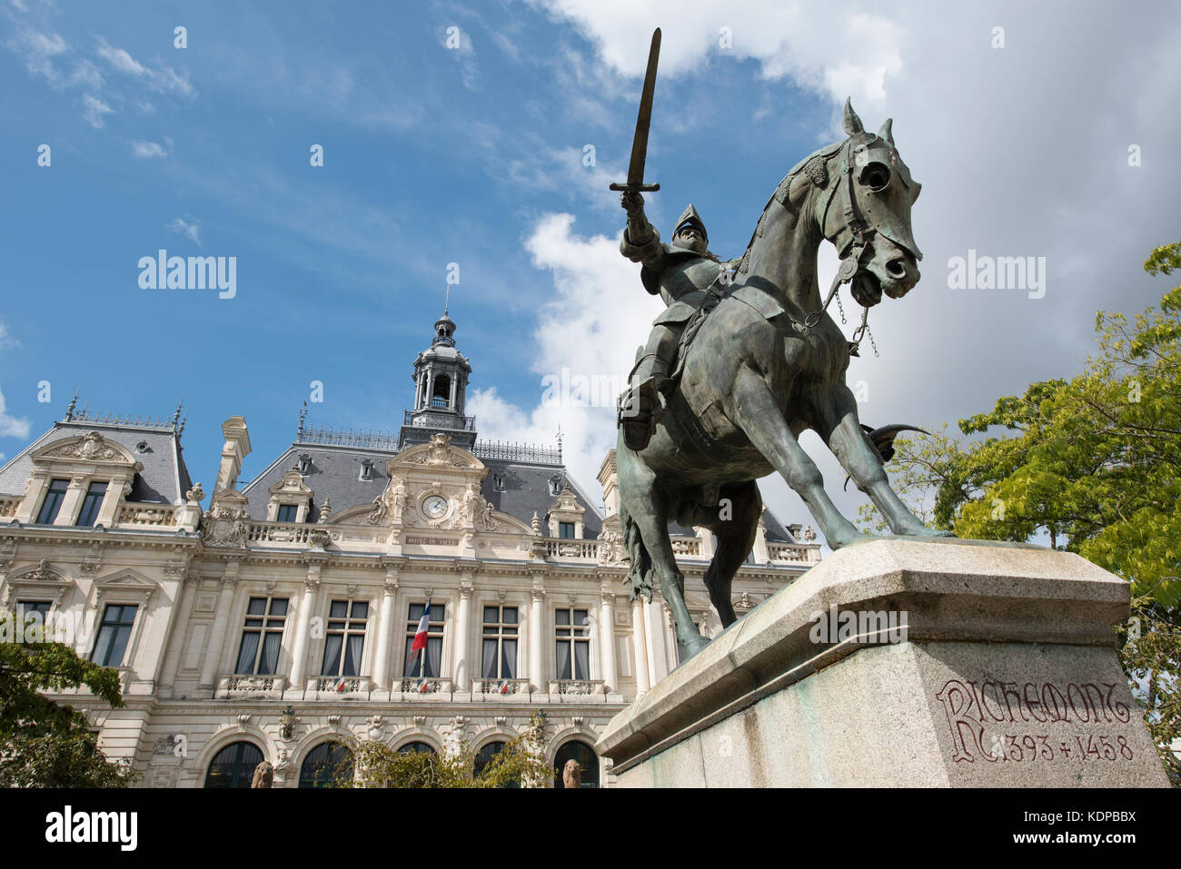 Statua del Duc de Bretagne Arthur de Richemont fuori dall'Hotel de Ville Municipio Vannes, Brittany, Francia. Foto Stock