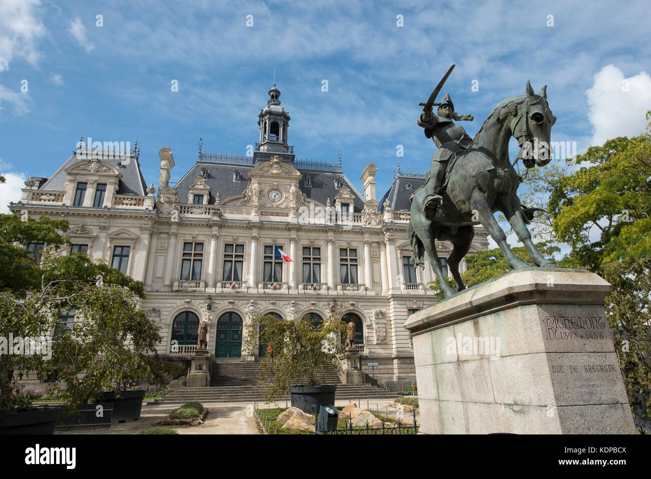Statua del Duc de Bretagne Arthur de Richemont fuori dall'Hotel de Ville Municipio Vannes, Brittany, Francia. Foto Stock