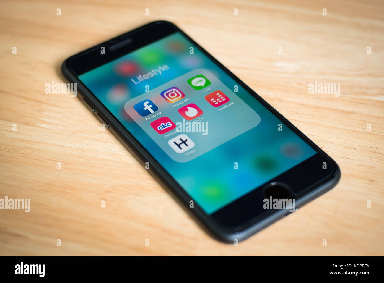 Bangkok, Thailandia - 15 ottobre 2017: Apple iPhone 7 mostra il suo schermo con Tinder, altre applicazioni di incontri e applicazioni di social network. Foto Stock