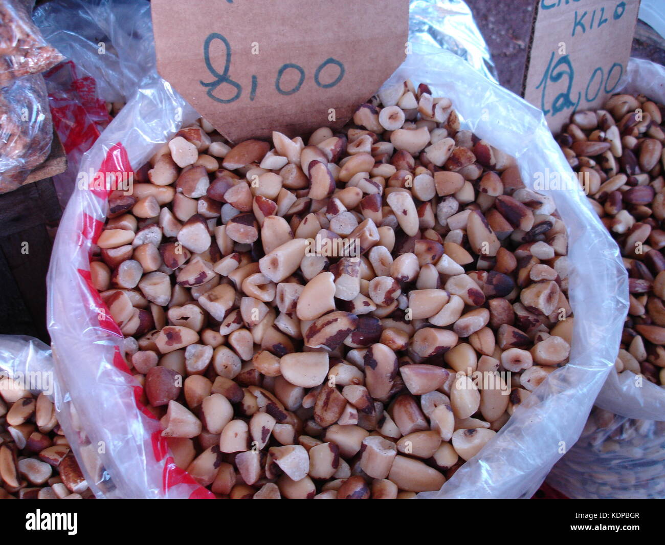 Grande borsa di noci del Brasile su ssle a ver o mercato in pesos, in Belem, brasile Foto Stock