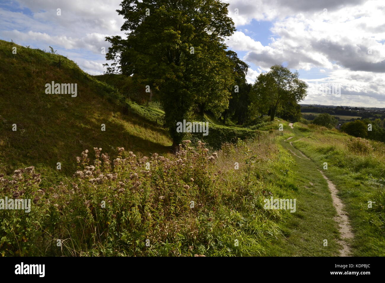 Percorso intorno al bordo di Old Sarum, Salisbury, Wiltshire, Inghilterra, Regno Unito. Foto Stock