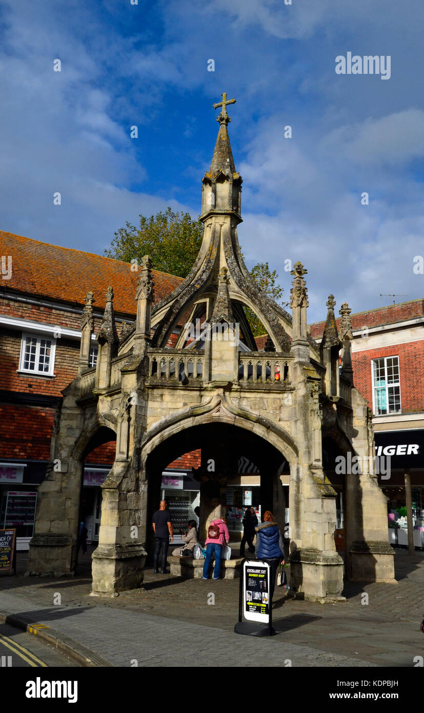 Pollame Croce nel centro di Salisbury, Wiltshire, Regno Unito. Vie dello shopping Foto Stock