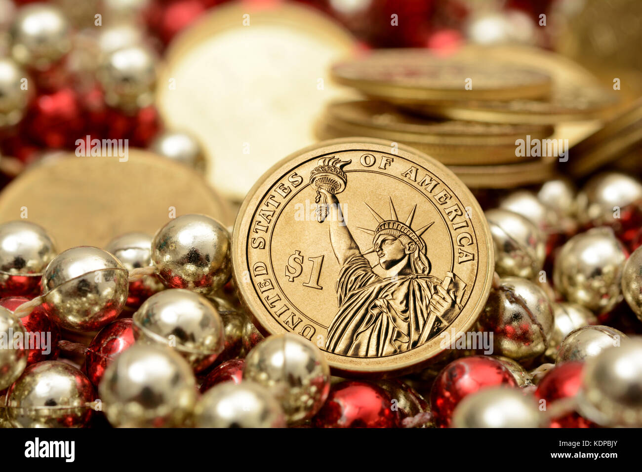 Un dollaro moneta con pila di monete d'oro. Foto Stock