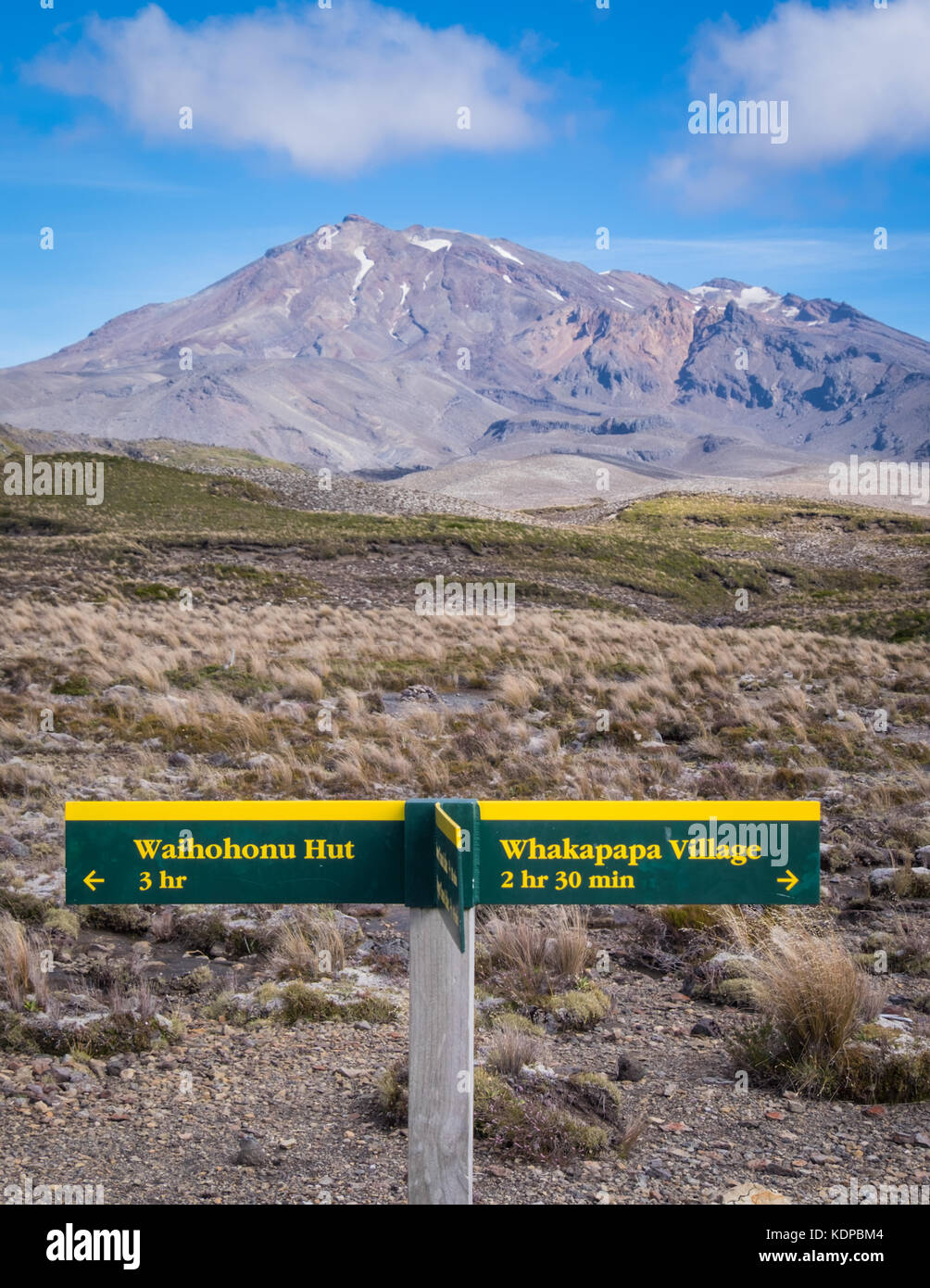 Una vista della guida al percorso di lettura di segni Waihohonu Hut e Whakapapa Village nei pressi del Monte Ruapehu, parco nazionale di Tongariro, Nuova Zelanda Foto Stock