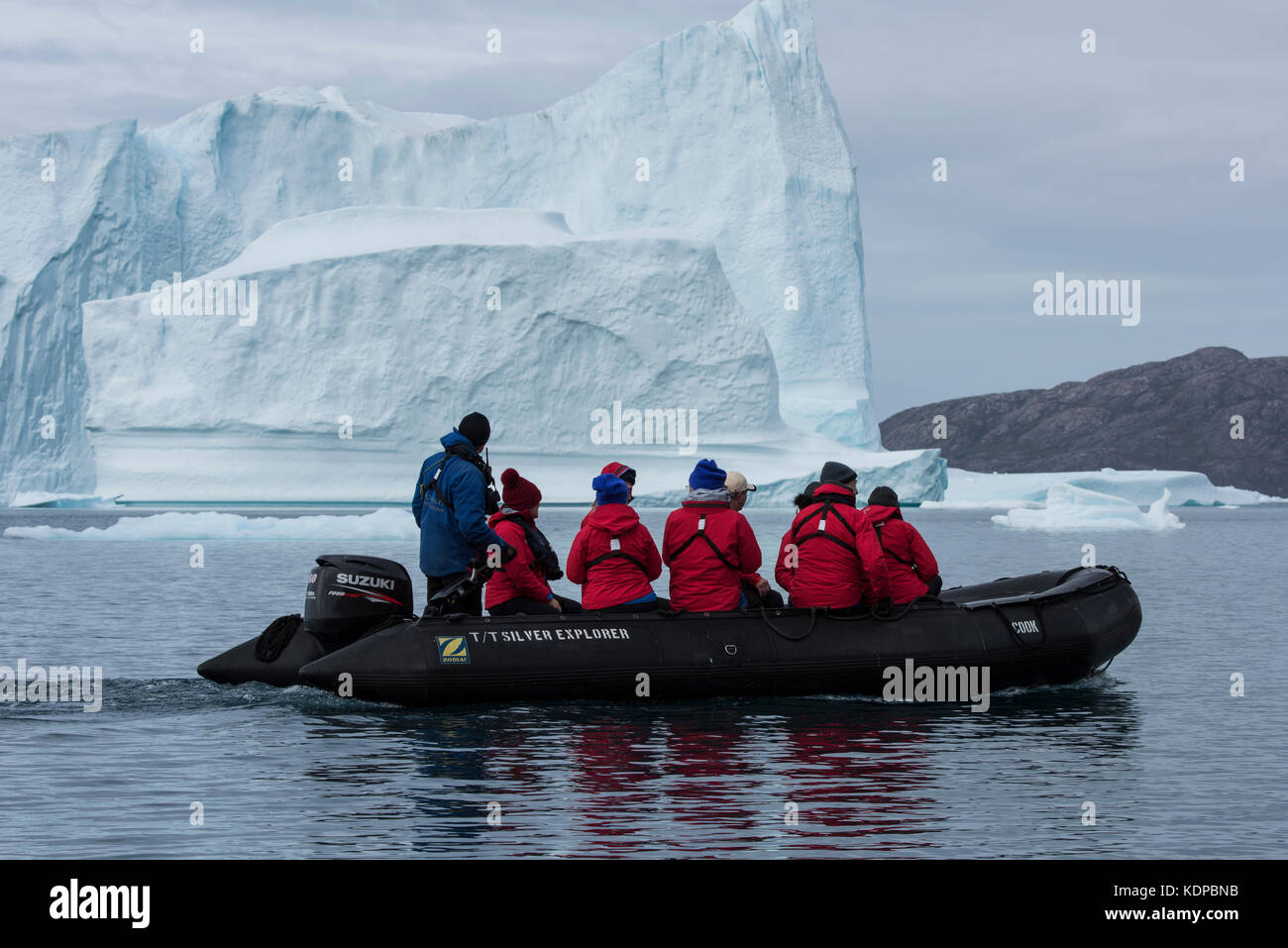 Groenlandia, Scoresbysund Aka Scoresby Sund, Isola Rossa Aka Rode O. Iceberg Alley. 70Â°27'04' N 28Â°04'33' W Avventura turisti esplorare Iceberg Alley Foto Stock