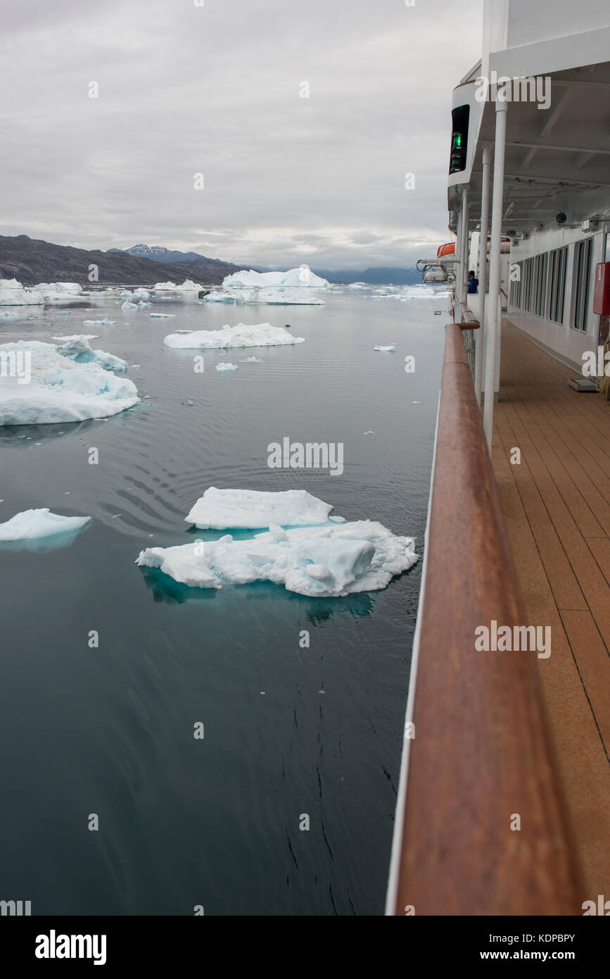 La Groenlandia, scoresbysund aka Scoresby Sund, fonfjord, iceberg alley. silversea Expedition nave, argento explorer, vela attraverso il fiordo di calma. Foto Stock