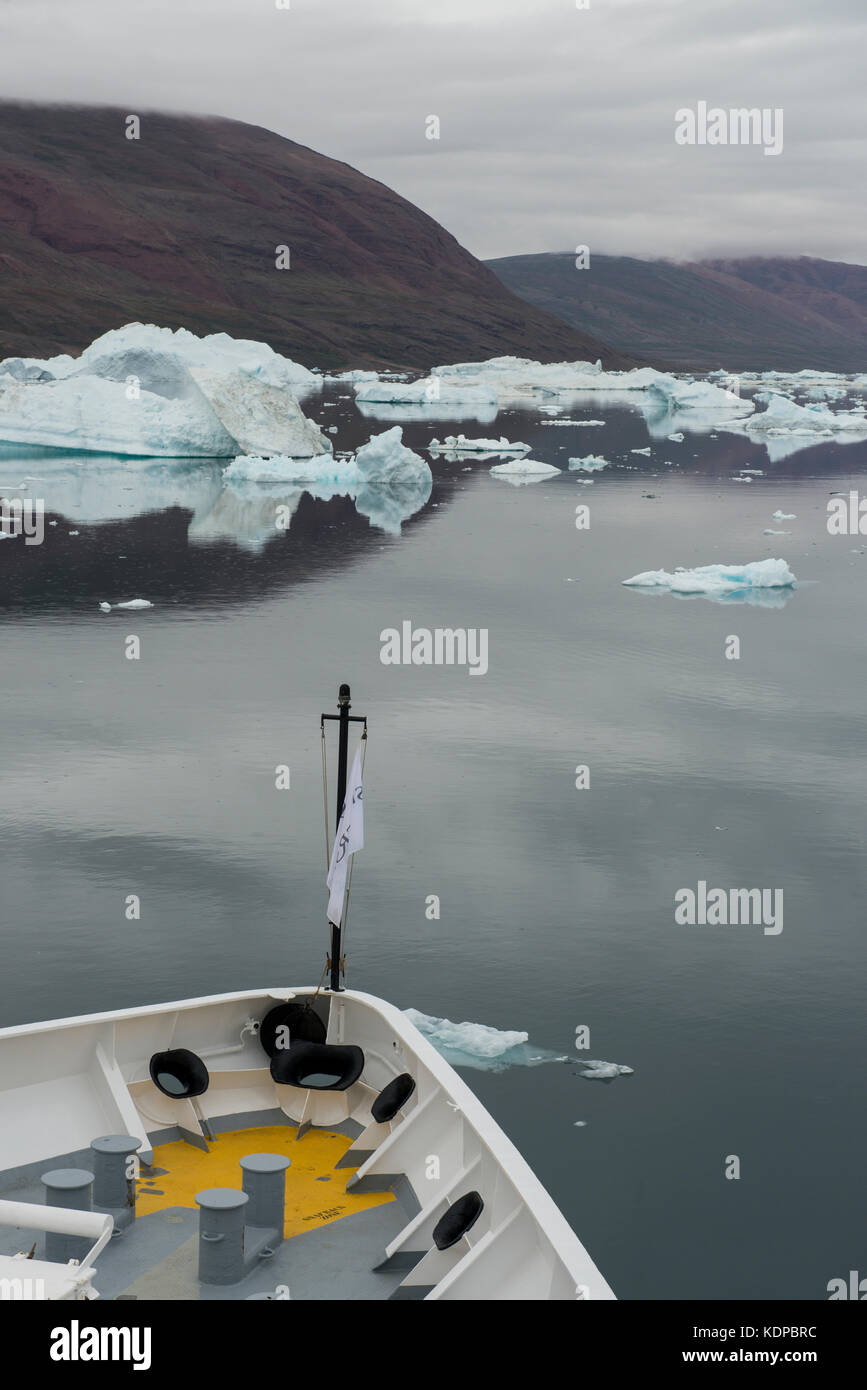 La Groenlandia, scoresbysund aka Scoresby Sund, fonfjord, iceberg alley. silversea Expedition nave, argento explorer, vela attraverso il fiordo di calma. Foto Stock