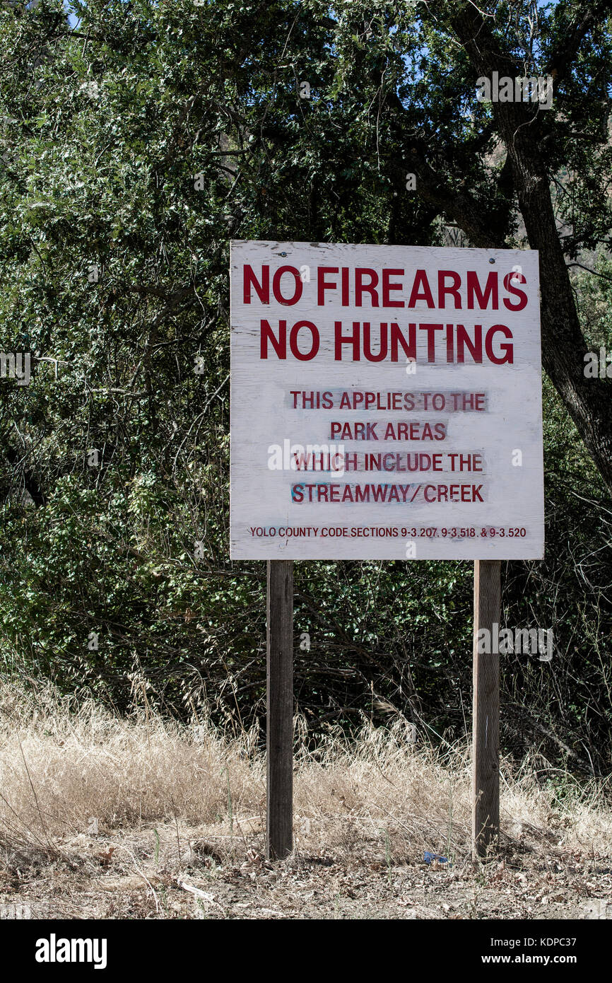 Nei pressi di inverni, California, USA. Il 27 agosto 2017. No armi da fuoco nessun segno di caccia al Putah Creek area nella contea di Yolo vicino inverni. Foto Stock