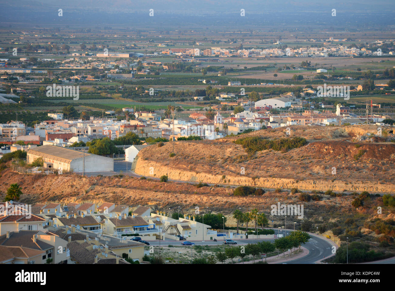 Rojales città spagnola, Spagna, nella provincia di Alicante e comunità autonoma di Valencia. Crepuscolo. Campagna e dintorni dall'alto Foto Stock