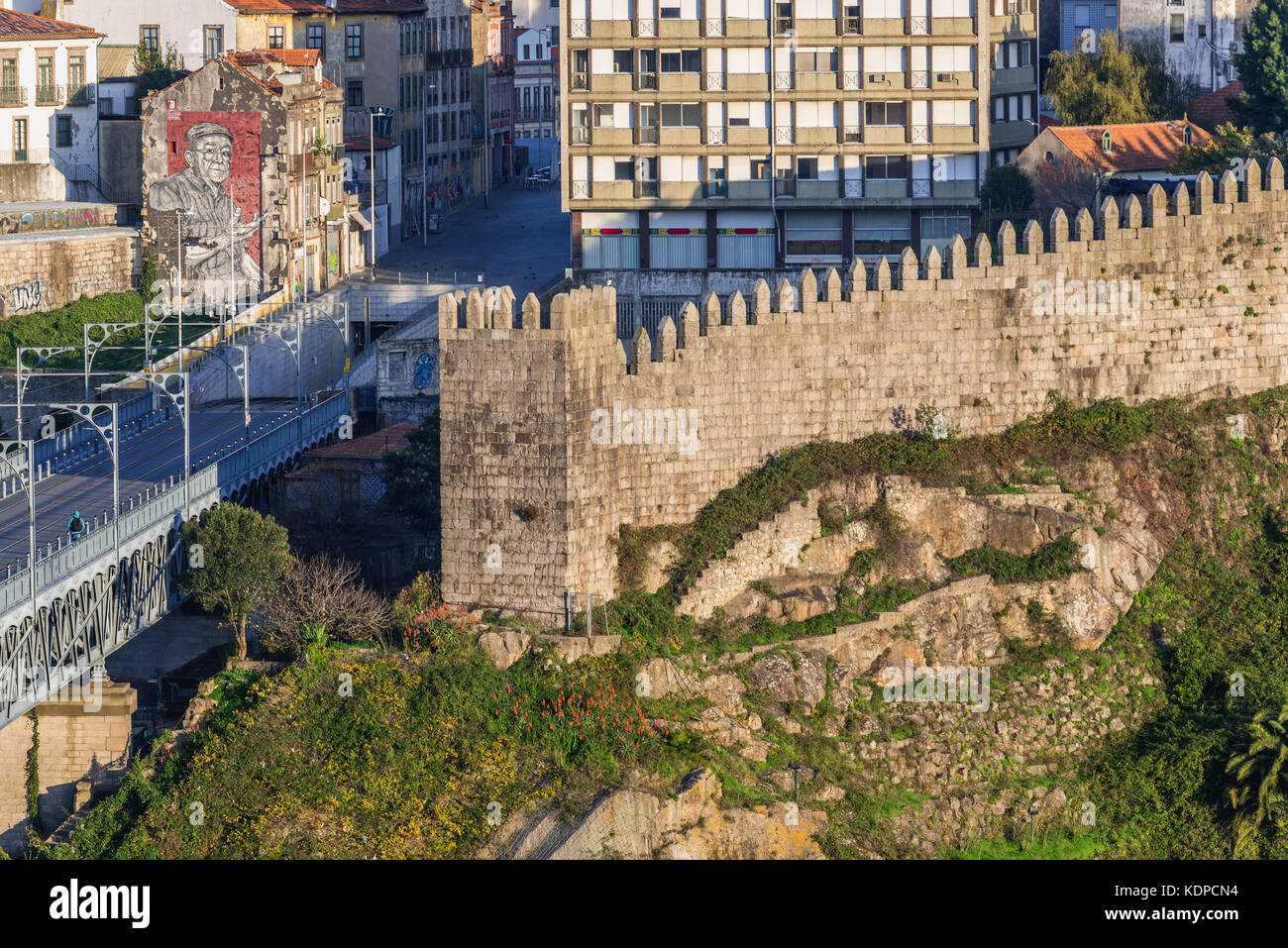 Mura storiche di D. Fernando (o muro di Fernandina) nella città di Porto sulla penisola iberica, la seconda città più grande del Portogallo Foto Stock