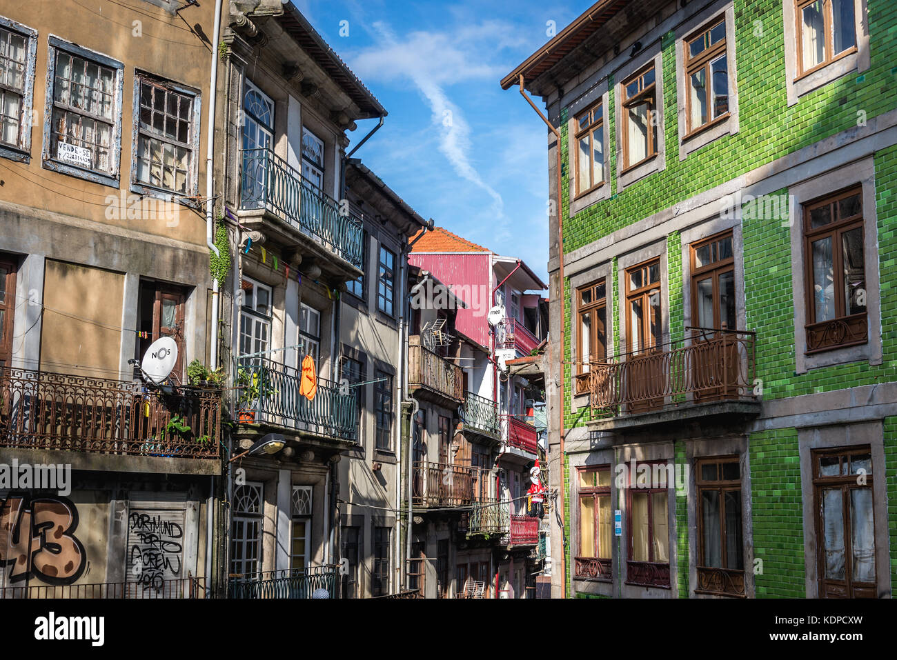 Vecchie case di locazione nella città di Porto sulla penisola iberica, seconda città più grande del Portogallo Foto Stock