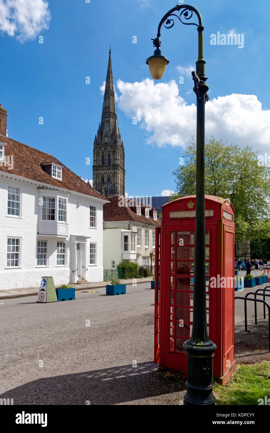 La Cattedrale di Salisbury, vista da Choristers Square, Salisbury, Wiltshire, Regno Unito Foto Stock