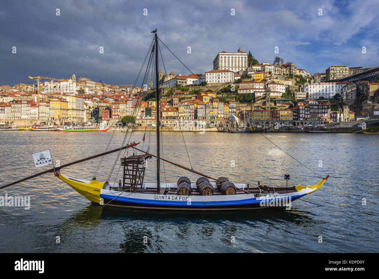 La barca del vino del Porto di Calem chiamata Rabelo Boat su un fiume Douro nella città di Vila Nova de Gaia. Porto città fiume banca sullo sfondo Foto Stock